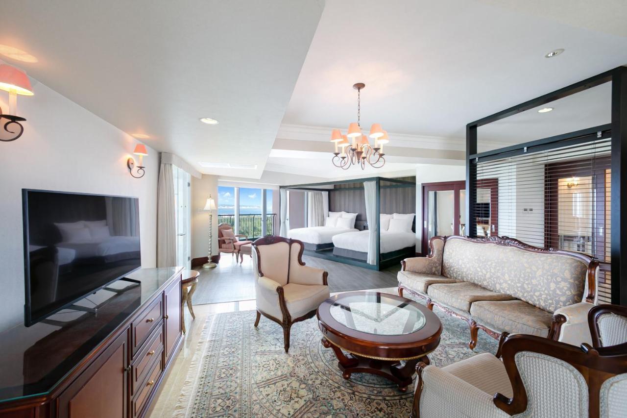 Premium Suite Panoramic Ocean View Club Lounge